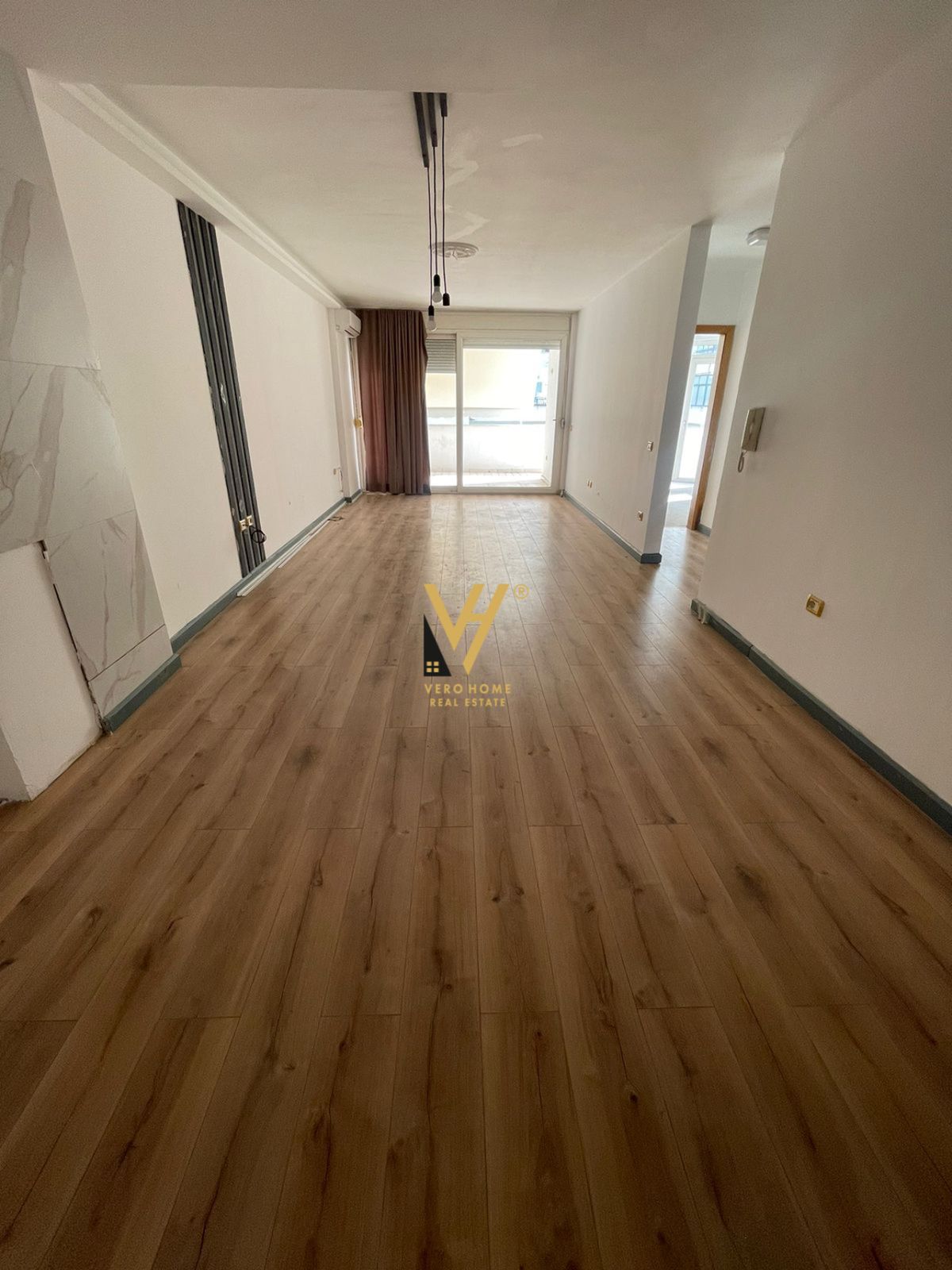 ZYRE 100 M2 ME QERA TE ISH EKSPOZITA 700 EURO