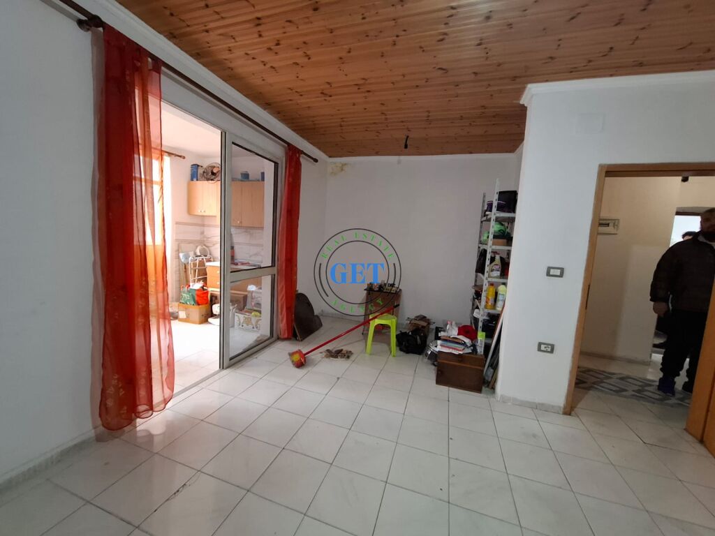 Shitet, Apartament 1+1,Prane Kazazit, Durres.