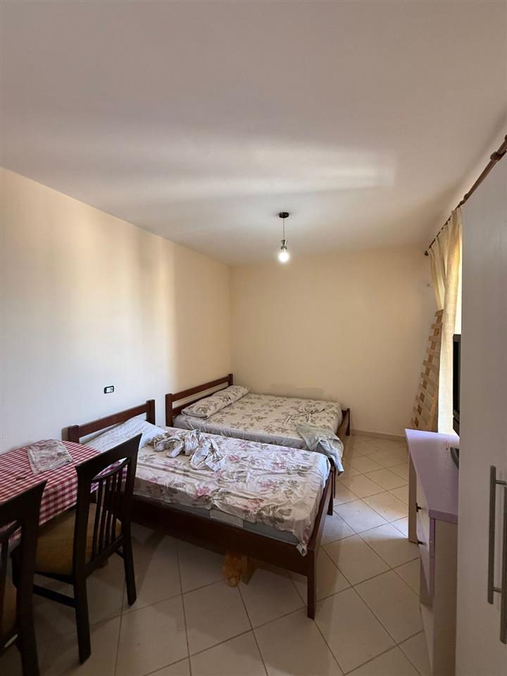 2 garzionere vija pare me detin me qera afat gjate.