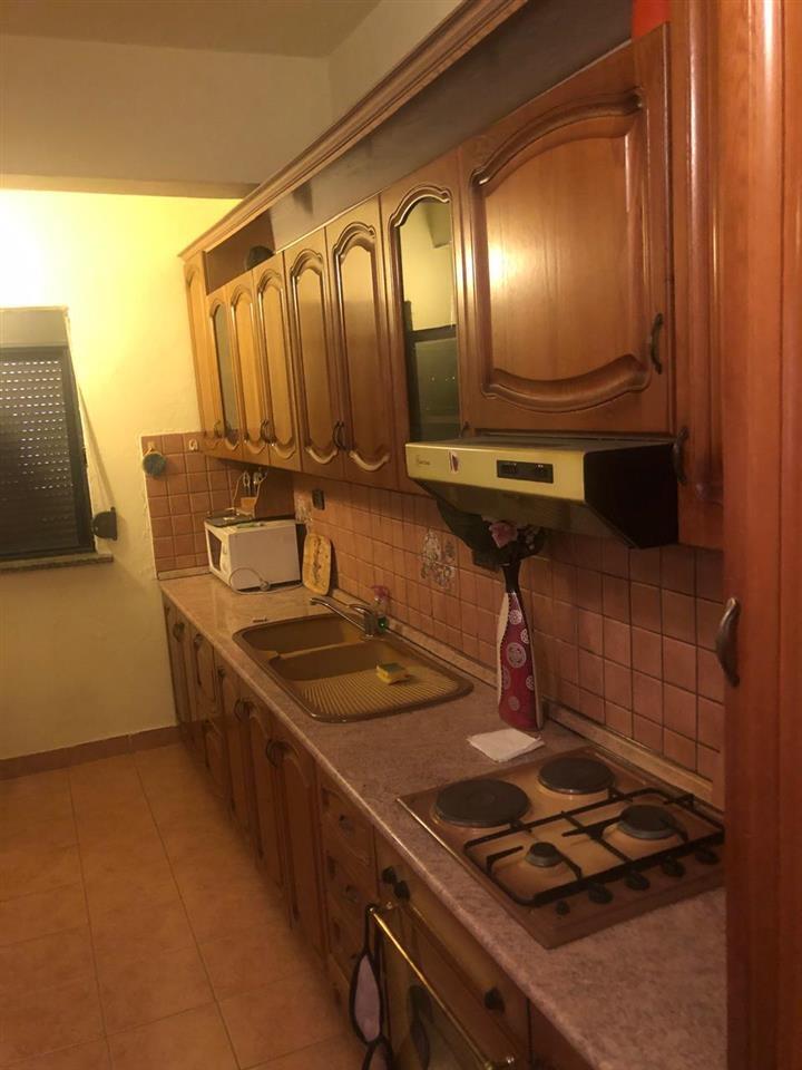 Shitet apartament i mobiluar 2+1