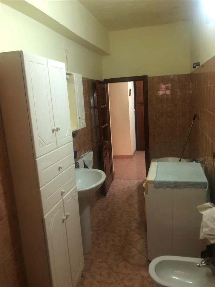 Shitet apartament i mobiluar 2+1