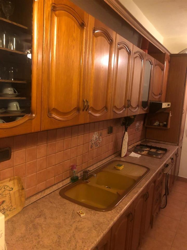 Shitet apartament i mobiluar 2+1