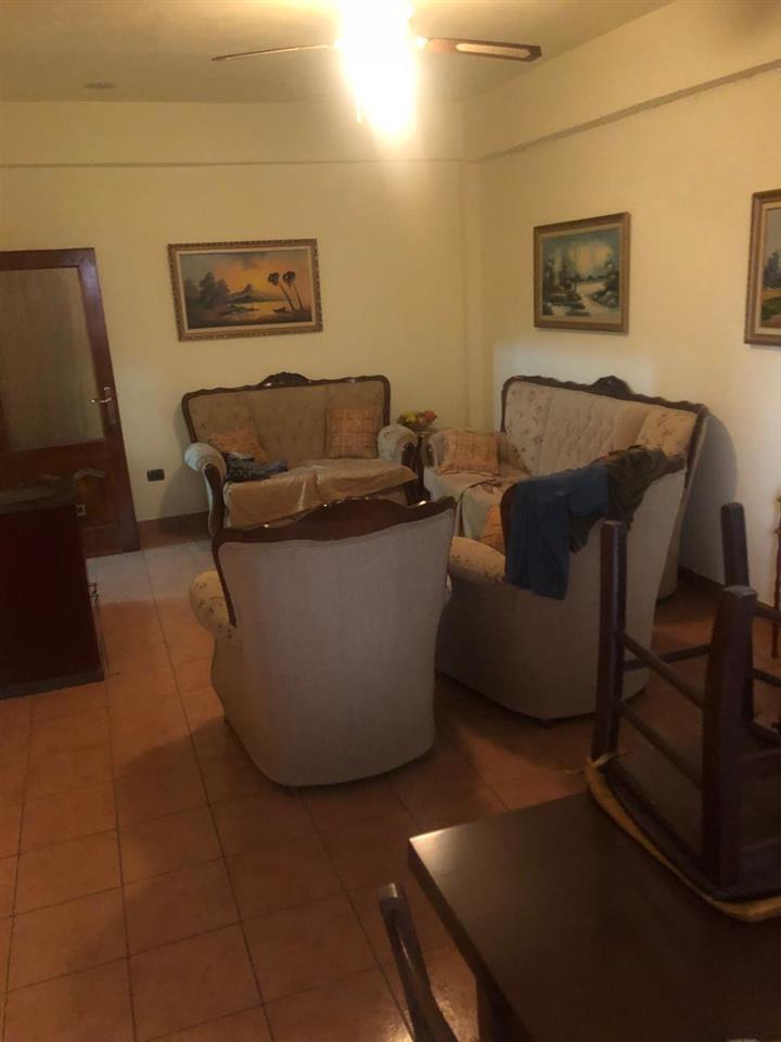 Shitet apartament i mobiluar 2+1