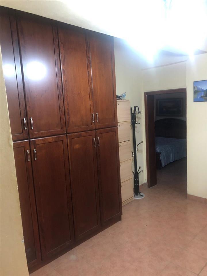 Shitet apartament i mobiluar 2+1