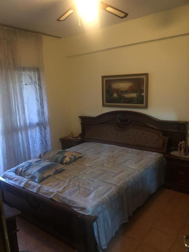 Shitet apartament i mobiluar 2+1