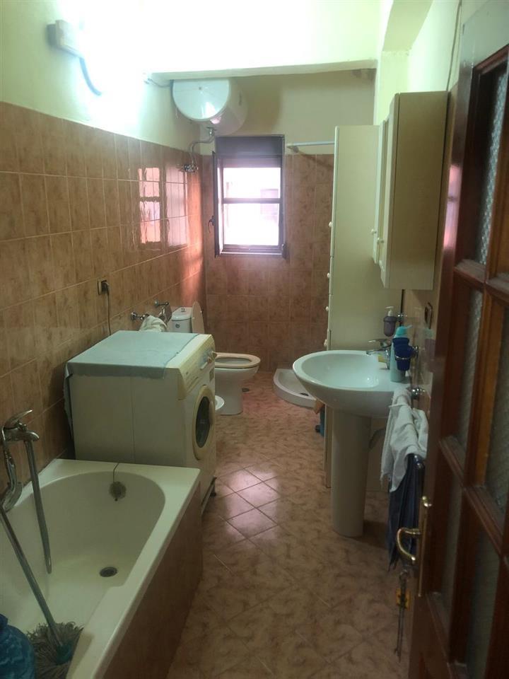 Shitet apartament i mobiluar 2+1