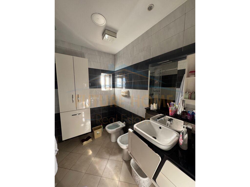 Shitet, Apartament 2+1+2, Rruga Bardhyl, Tiranë