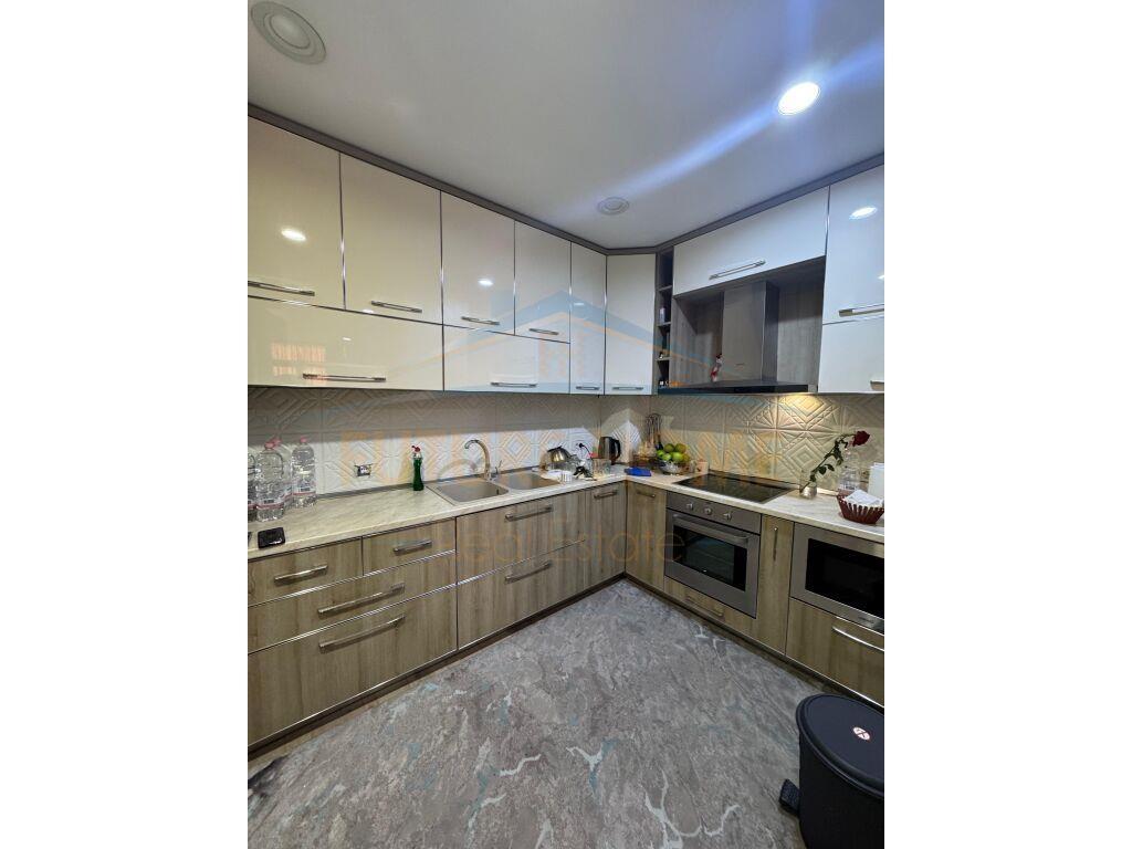 Shitet, Apartament 2+1+2, Rruga Bardhyl, Tiranë