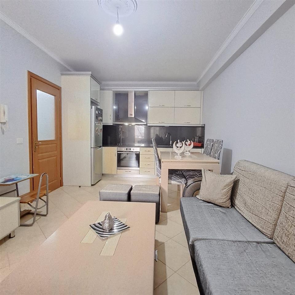 Apartament 2+1 me Qira – Rruga 5 Maj