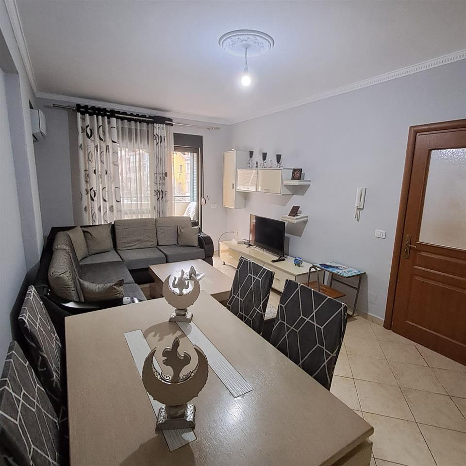 Apartament 2+1 me Qira – Rruga 5 Maj