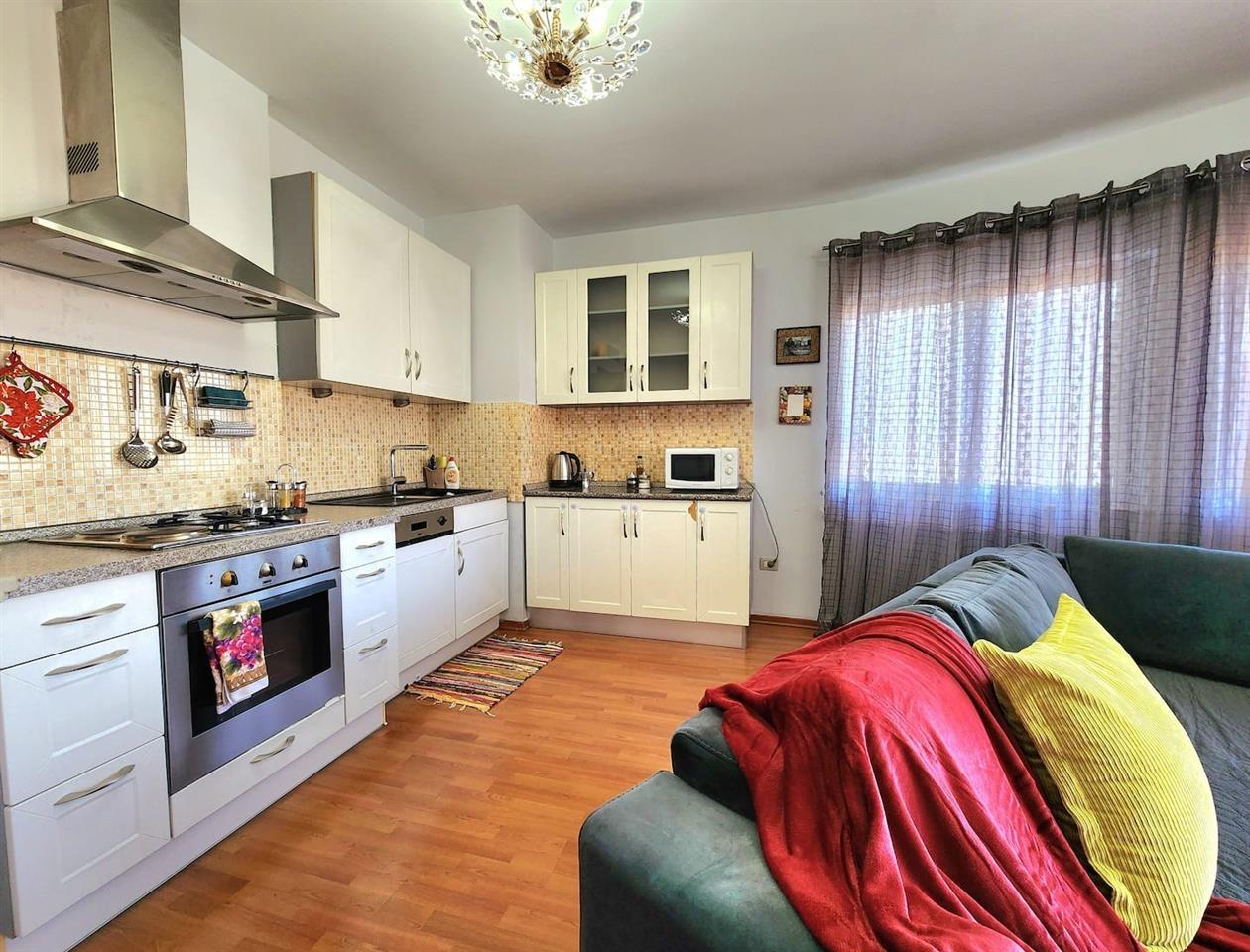 Jepet me QERA Apartament 1+1 + POST PARKIMI, pallati RI,