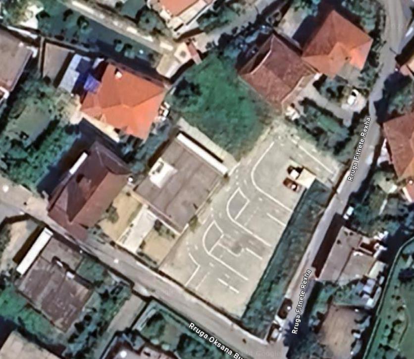 2+1 me 5 poste parkimi dhe oborr. 300 EUR