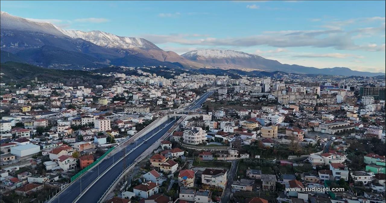 2+1 me 5 poste parkimi dhe oborr. 300 EUR