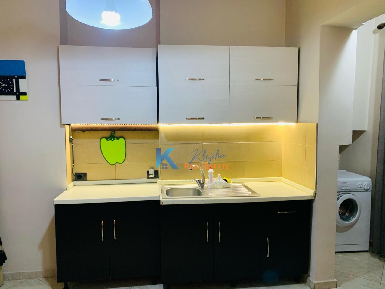 1+1 te Rruga e Kavajes