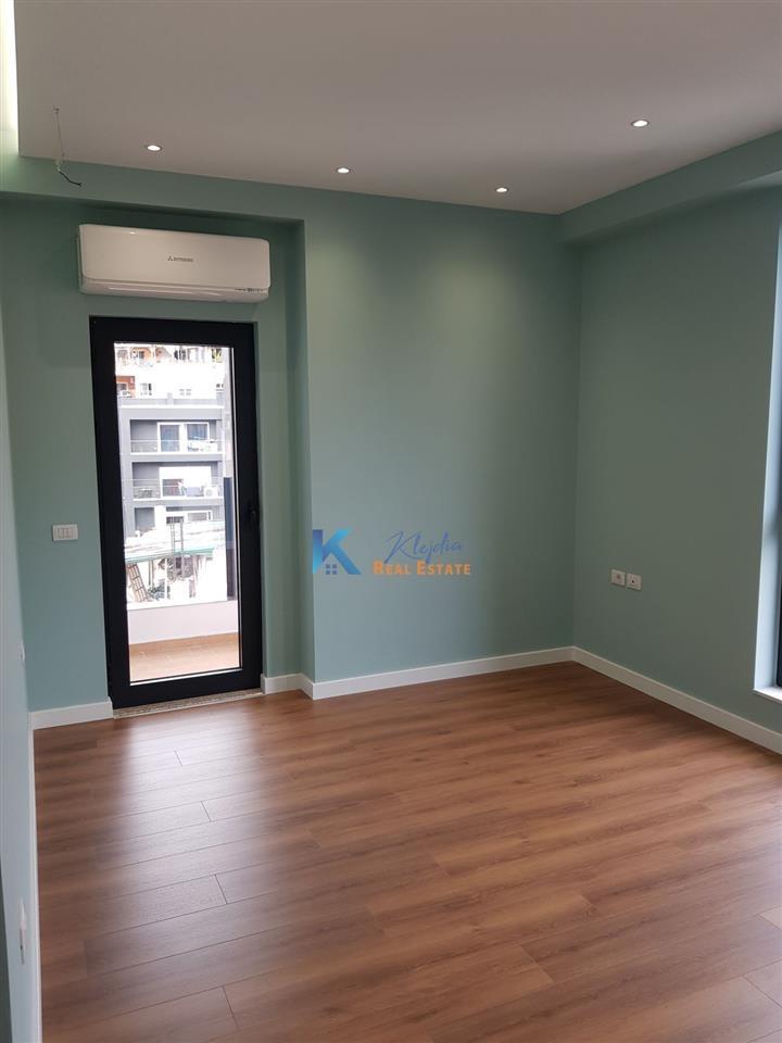 Zyre + 2 poste parkimi per qira afer Qendres