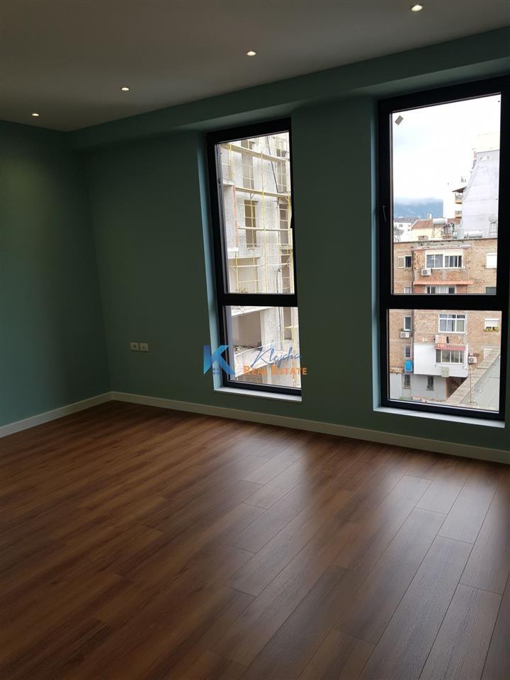 Zyre + 2 poste parkimi per qira afer Qendres