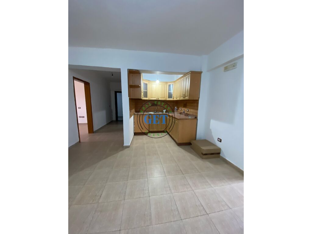 Shitet, Apartament 2+1,Prane Stadiumit, Durres!