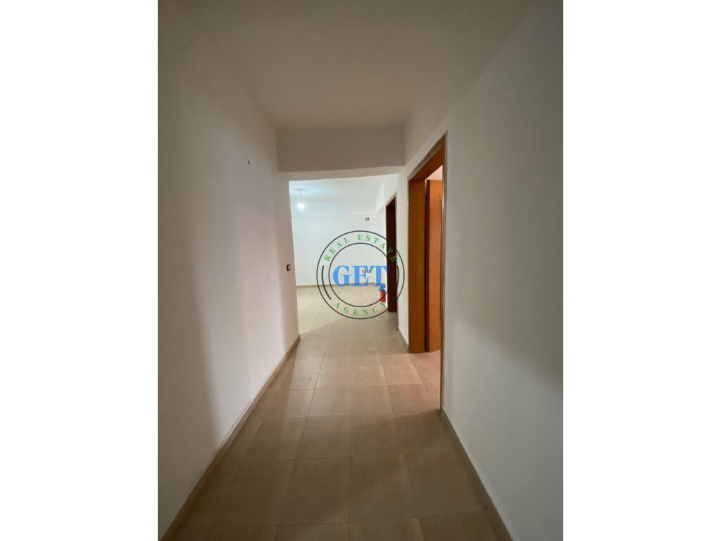 Shitet, Apartament 2+1,Prane Stadiumit, Durres!
