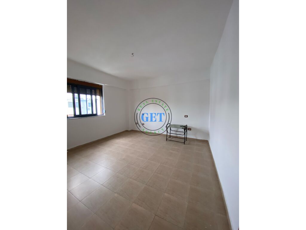 Shitet, Apartament 2+1,Prane Stadiumit, Durres!