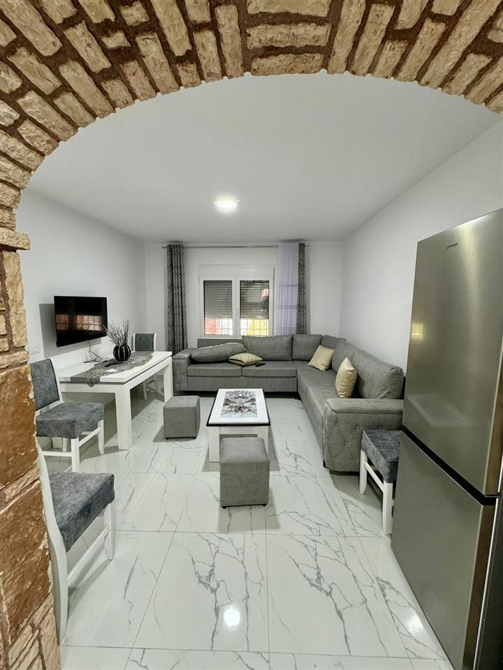 Synej,shtepi ,zone e qete,mbas mbikalimit te rruges Skuraj.