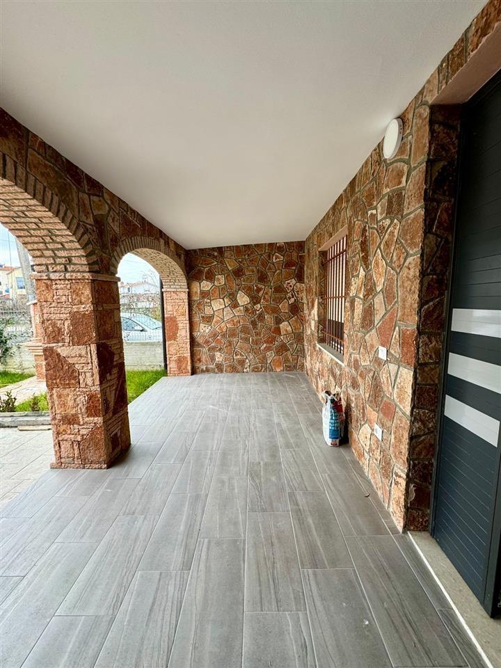 Synej,shtepi ,zone e qete,mbas mbikalimit te rruges Skuraj.