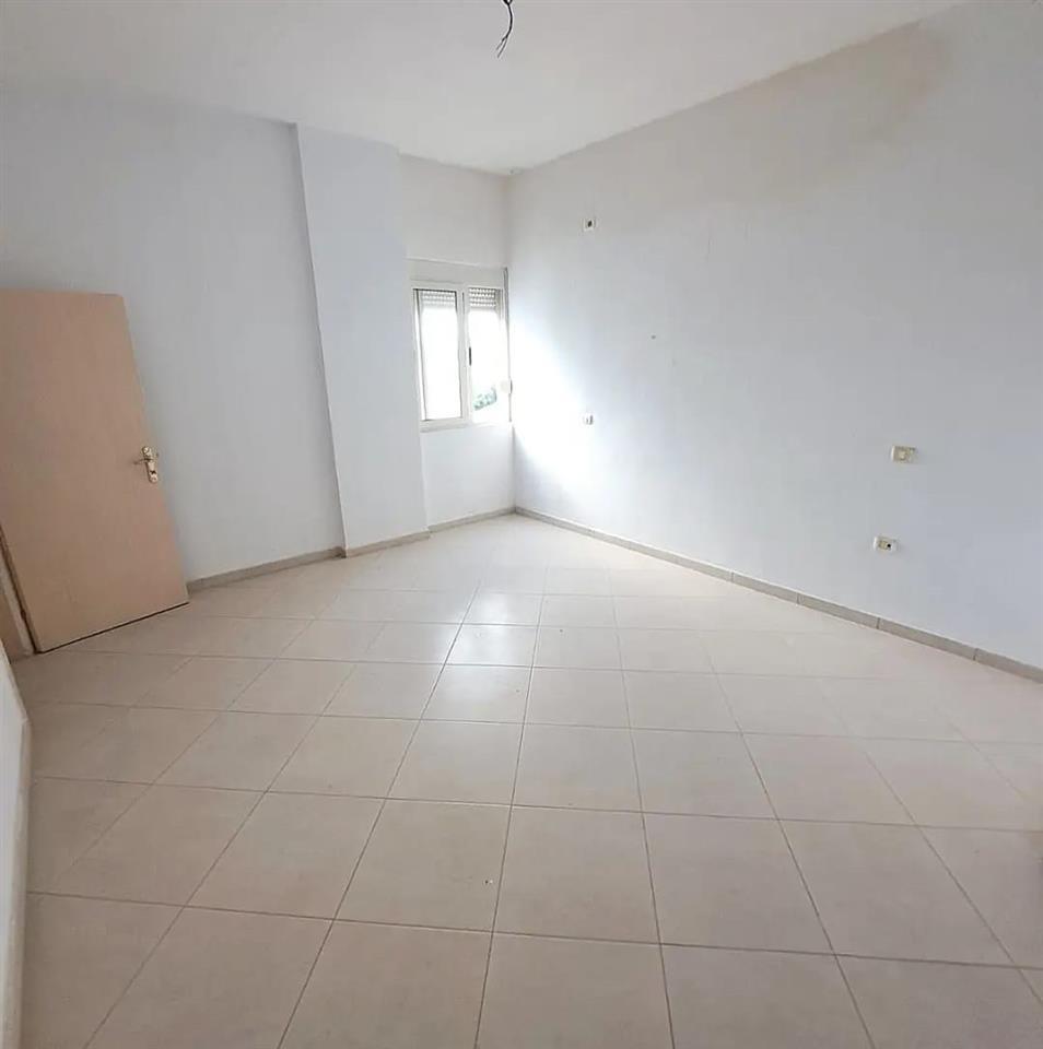 Kavaje,apartament 2+1+2 tualete+ super verande ,afer qendres