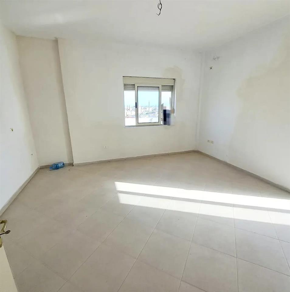 Kavaje,apartament 2+1+2 tualete+ super verande ,afer qendres