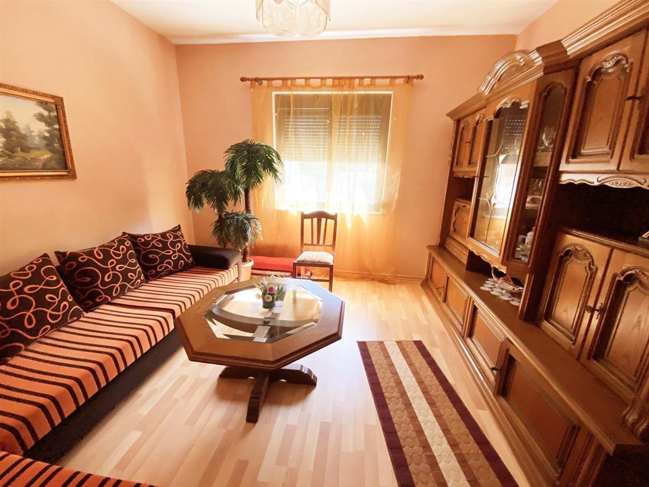 Kavaje,shtepi 3 kateshe ,afer me qendren.