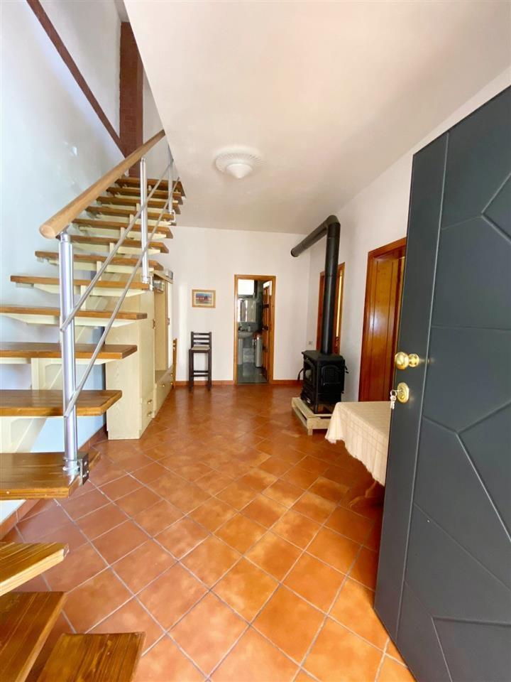 Kavaje,shtepi 3 kateshe ,afer me qendren.