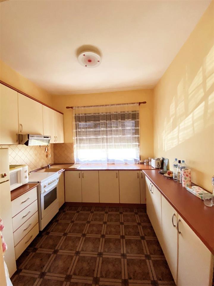 Kavaje,shtepi 3 kateshe ,afer me qendren.