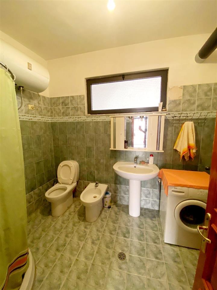 Kavaje,shtepi 3 kateshe ,afer me qendren.