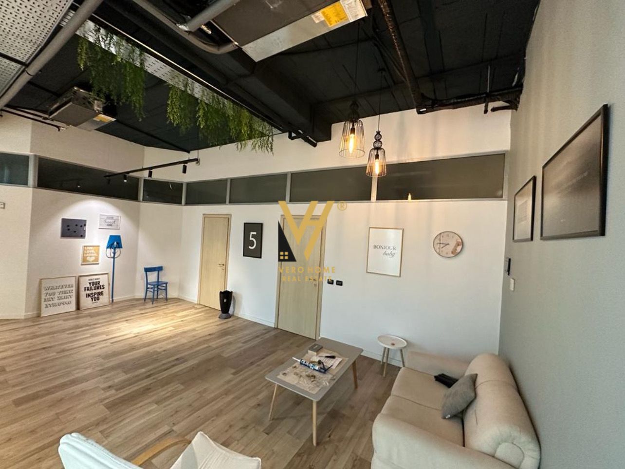 ZYRE 52 M2 ME QERA TE MYSLYM SHYRI 1.500 EURO