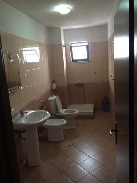 Shitet 2+1 apartament te kthesa e kamzes terminali