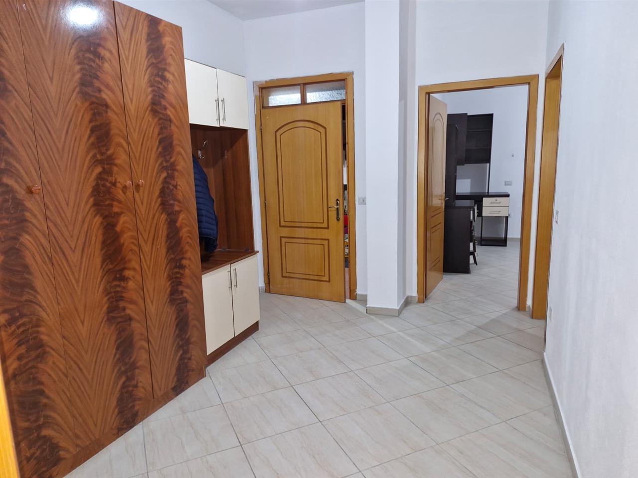 Jepet me qira apartament 2+1 tek Unaza, afer Tregut te madh