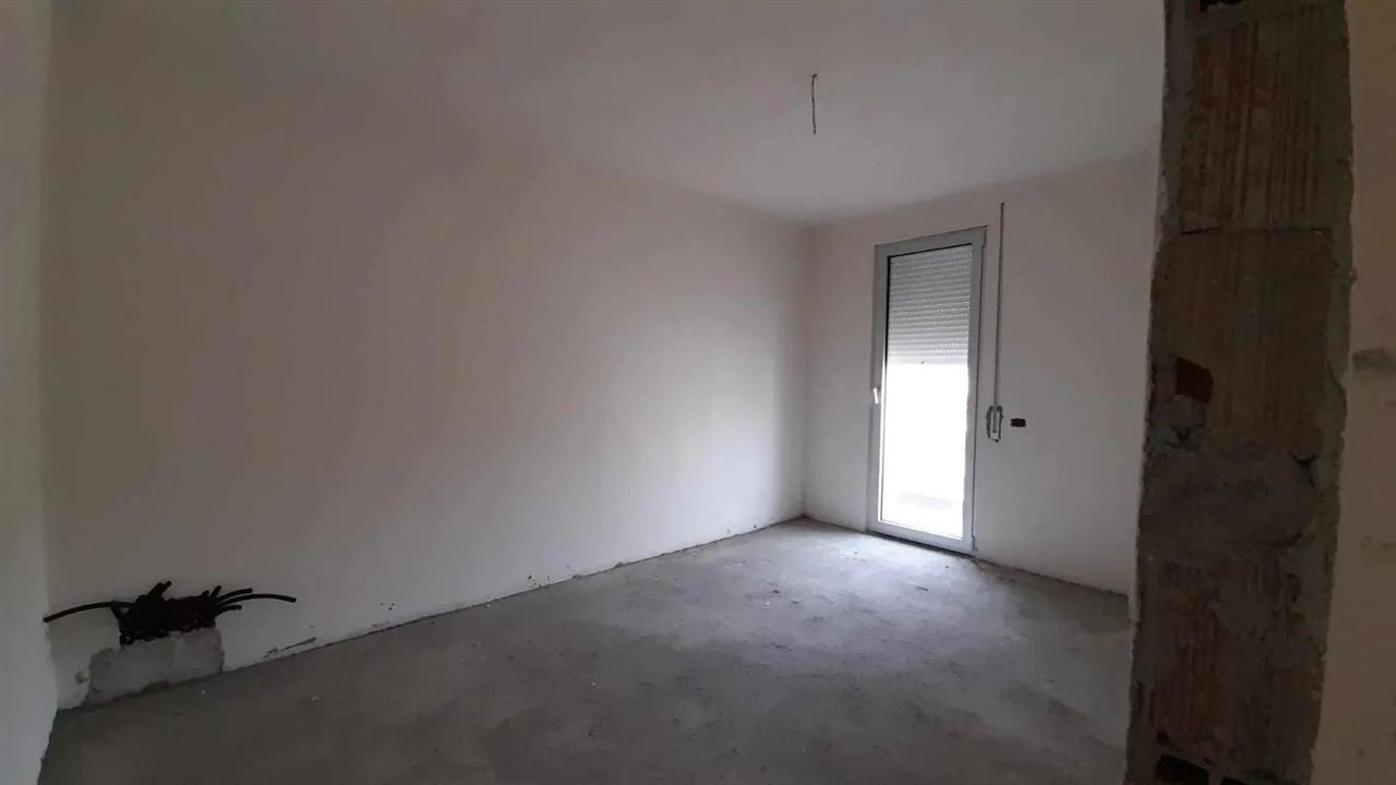 Apartament 2+1 ne shitje, Currila
