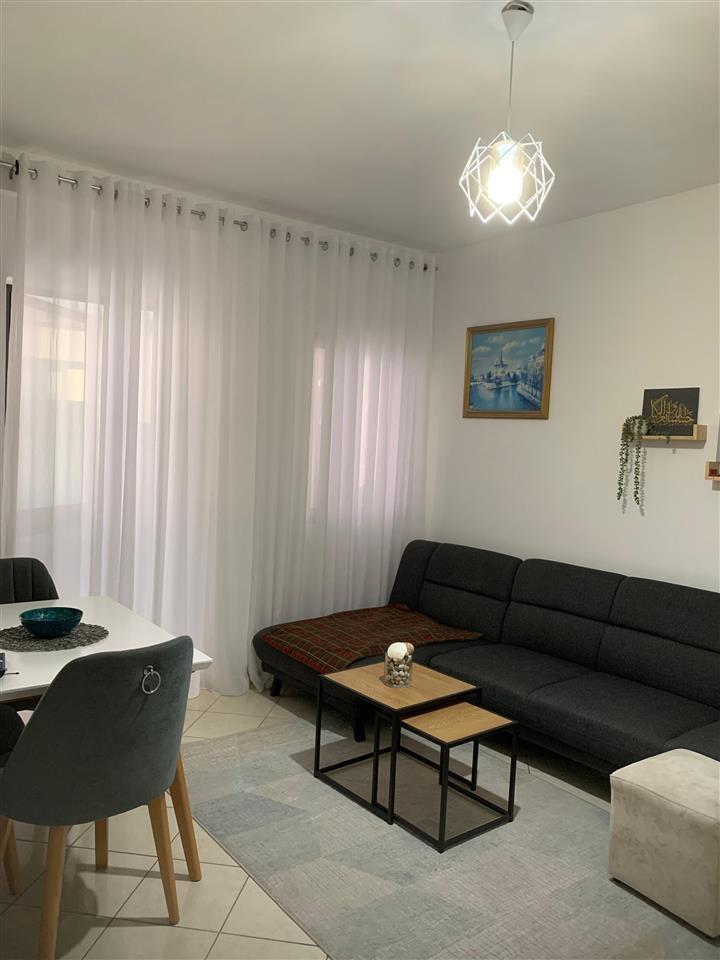 Shitet Apartament Okazion rrota e kuqe plazh