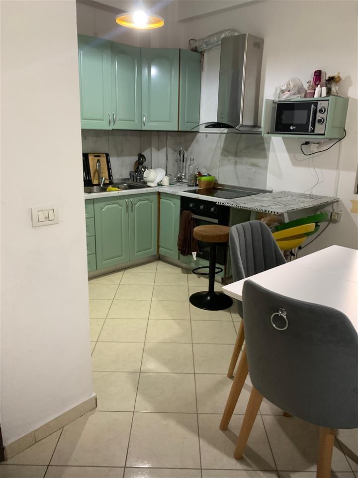 Shitet Apartament Okazion rrota e kuqe plazh
