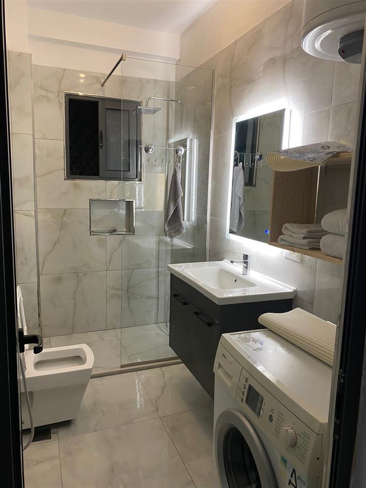 Shitet Apartament Okazion rrota e kuqe plazh