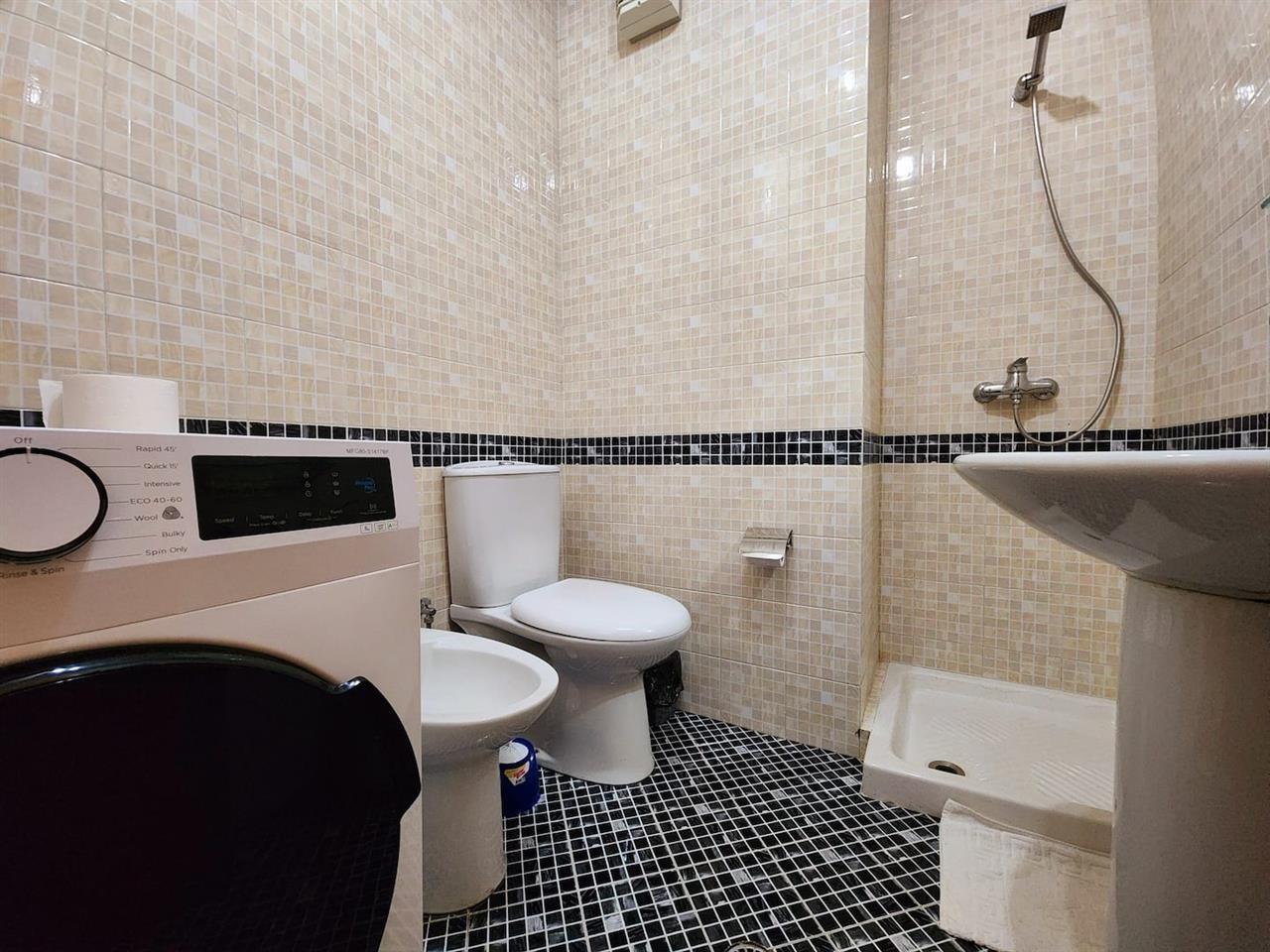 1+1 me per qira ne Zog te Zi, Qatar Center