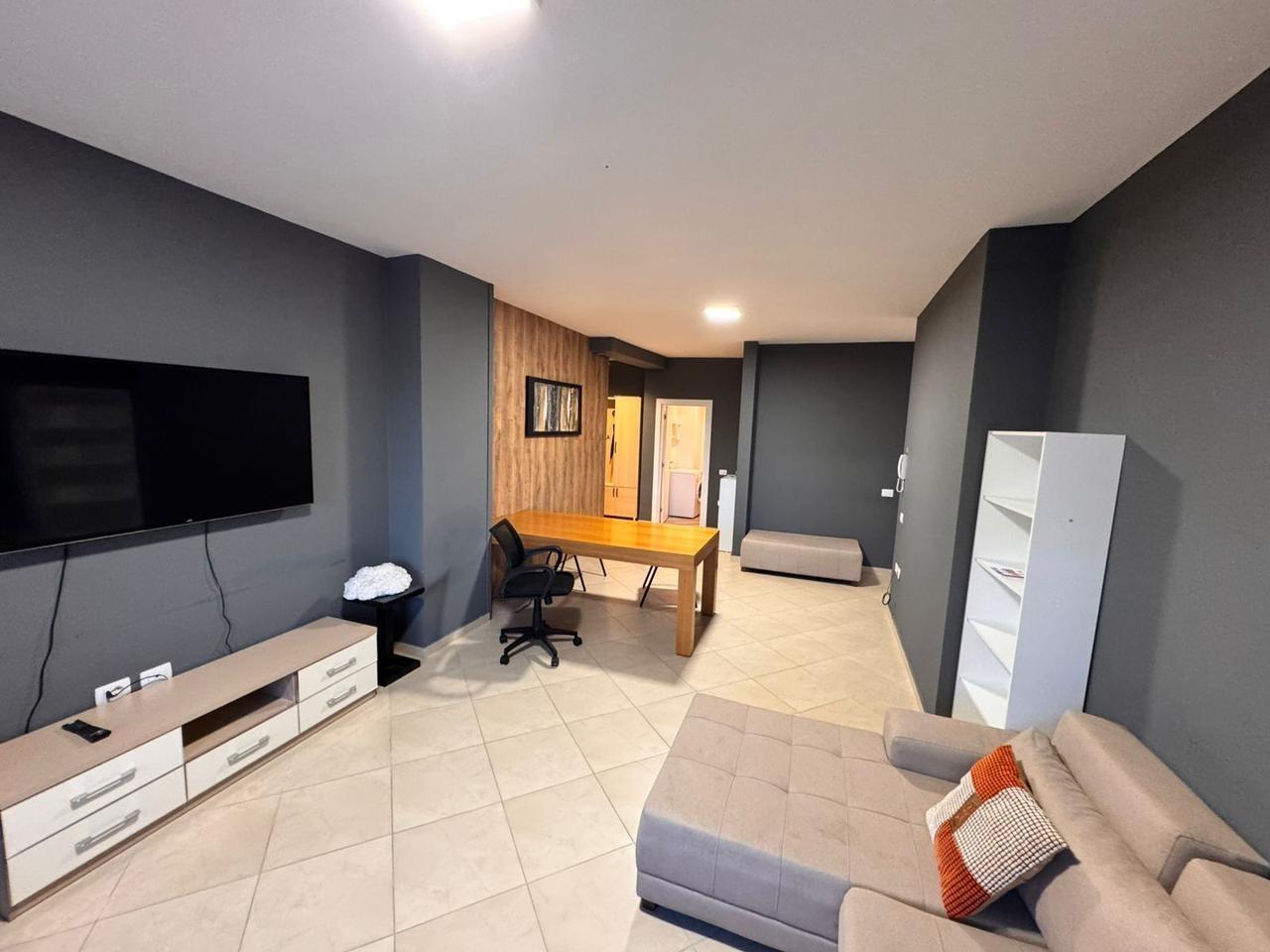 Tek Toptani zyre/shtepi me qera 850€ i diskutueshem