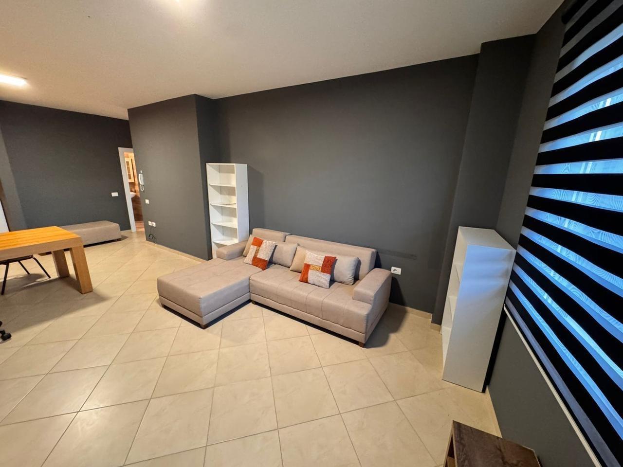 Tek Toptani zyre/shtepi me qera 850€ i diskutueshem