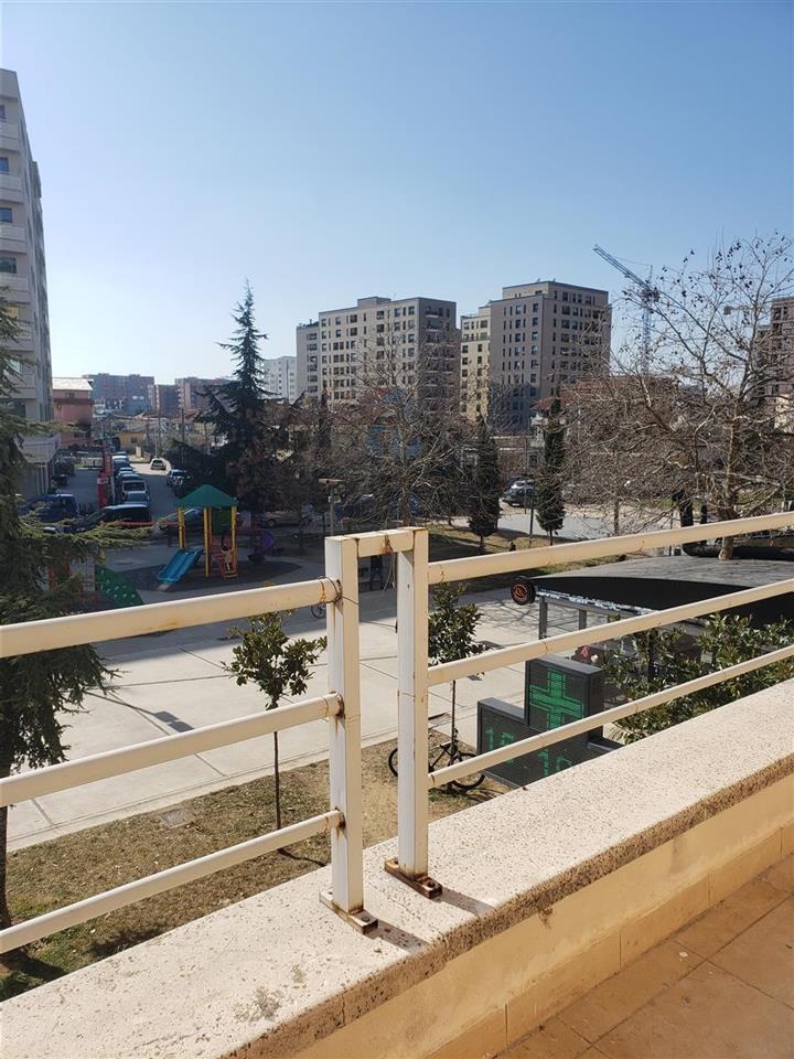 Qera 2+1 tek fusha aviacionit