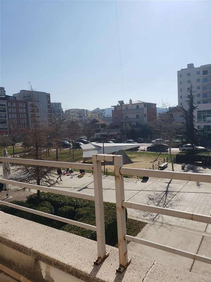 Qera 2+1 tek fusha aviacionit