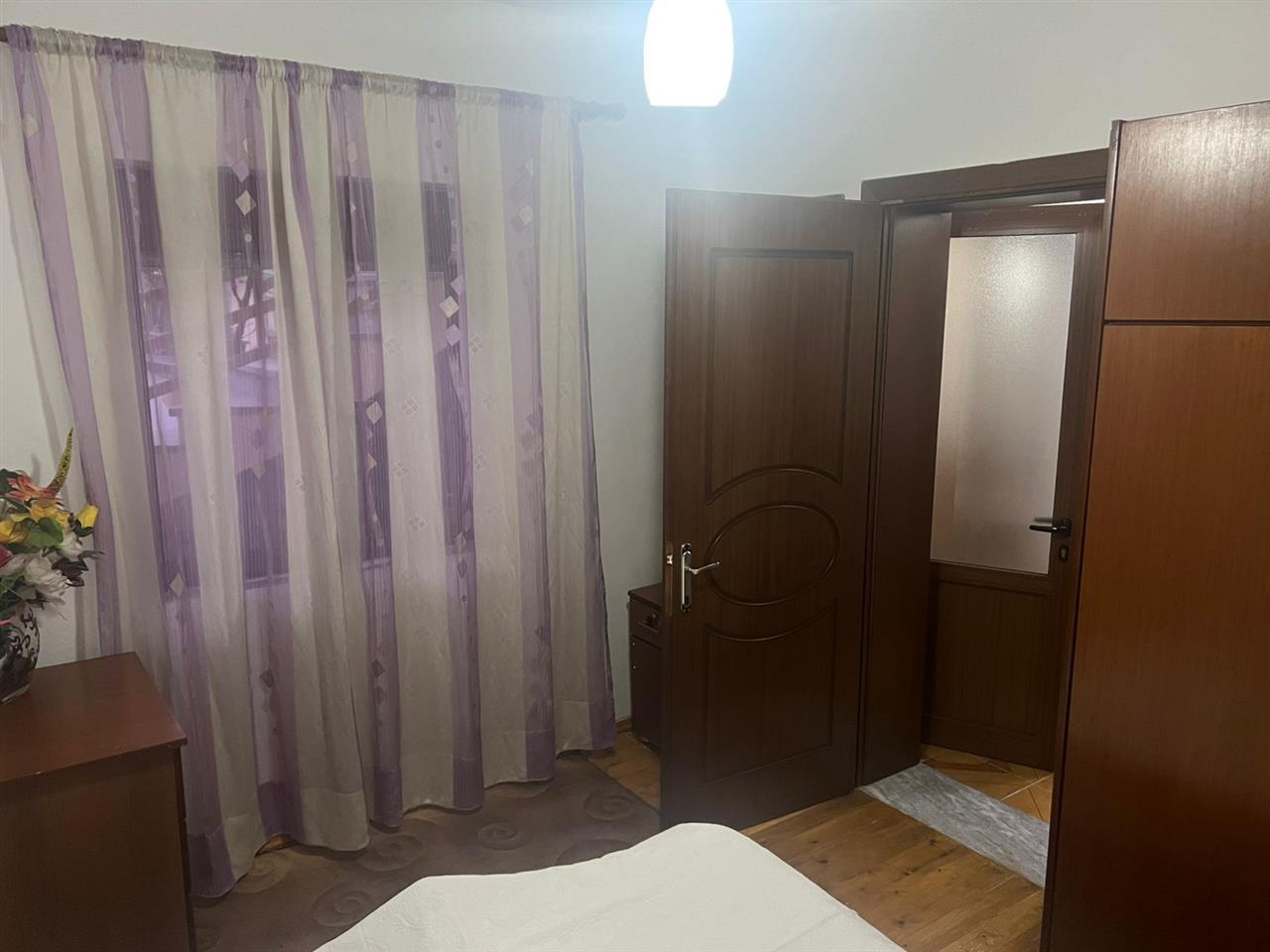 Leshohet shtepi private me qera