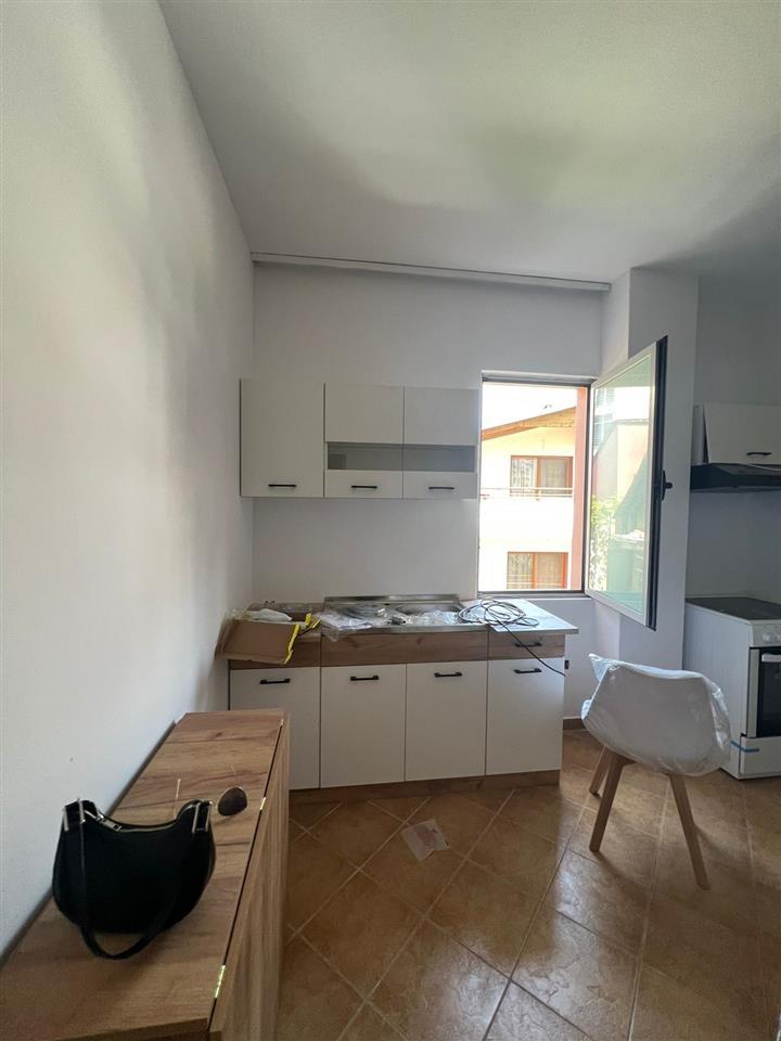 Shitet apartament 2+1+2