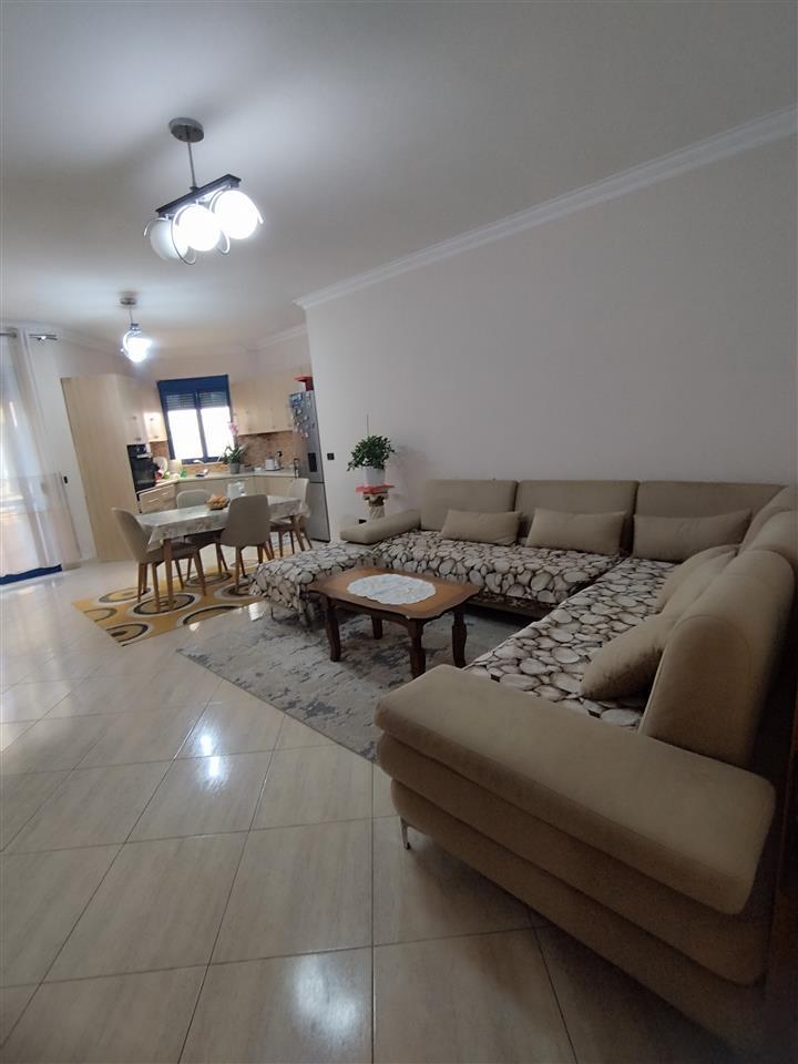 Shitet Apartament 3+2+2 lgj konferenca e Pezes, kompleksi