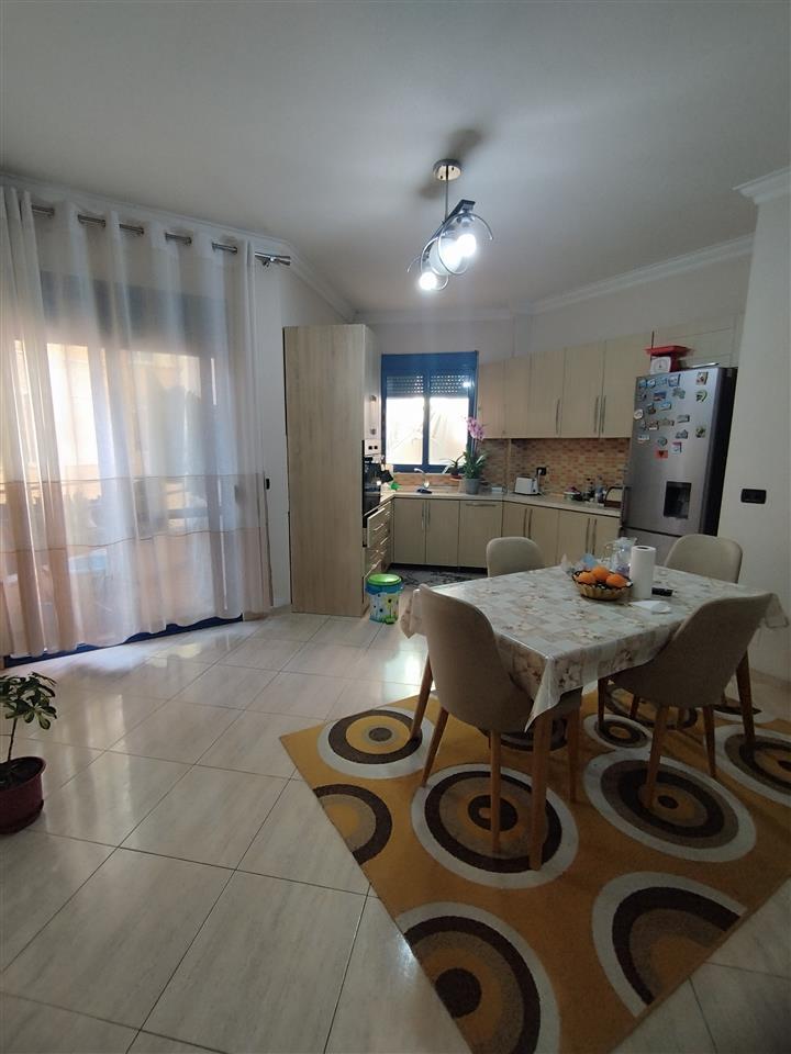 Shitet Apartament 3+2+2 lgj konferenca e Pezes, kompleksi