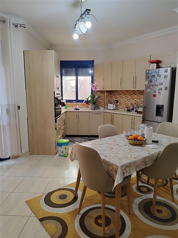 Shitet Apartament 3+2+2 lgj konferenca e Pezes, kompleksi