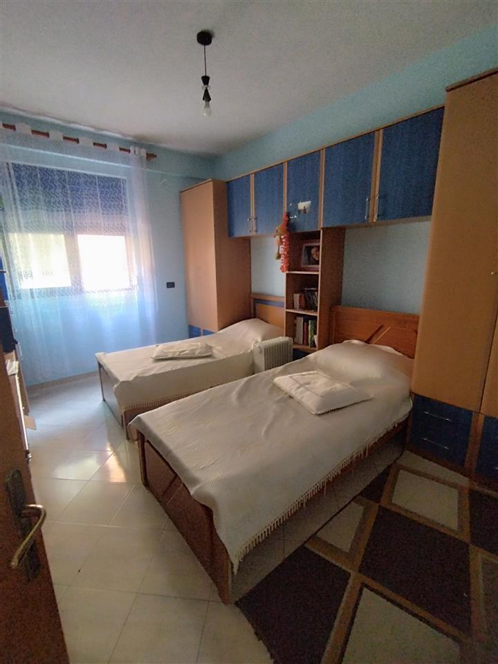 Shitet Apartament 3+2+2 lgj konferenca e Pezes, kompleksi