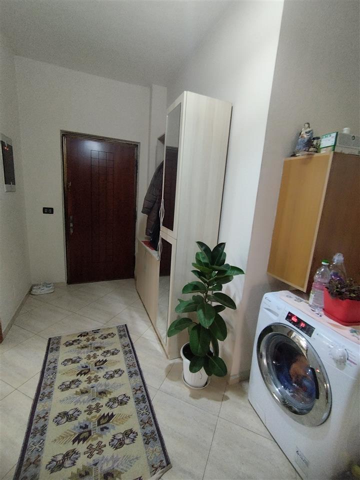 Shitet Apartament 3+2+2 lgj konferenca e Pezes, kompleksi